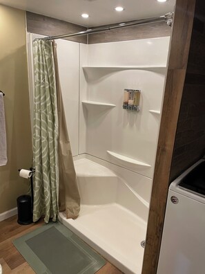 Regadera, secadora de cabello, bidet, toallas 