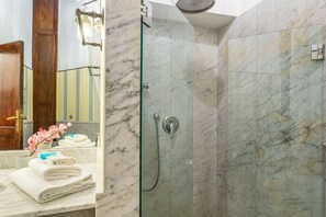 Dusche, Haartrockner, Bidet, Handtücher