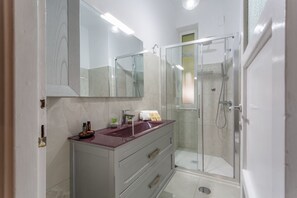 Dusche, Haartrockner, Bidet, Handtücher
