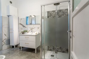 Dusche, Haartrockner, Bidet, Handtücher