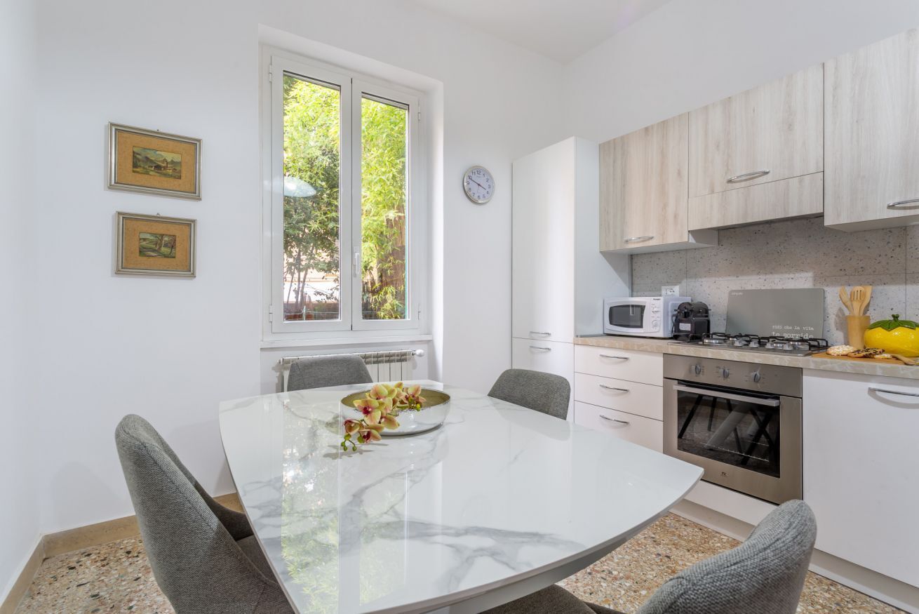 冷蔵庫、電子レンジ、オーブン、コンロ