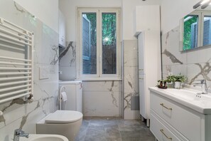 Chuveiro, secador de cabelo, bid ê, toalhas de banho