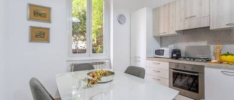 Frigorifero, microonde, forno, piano cottura
