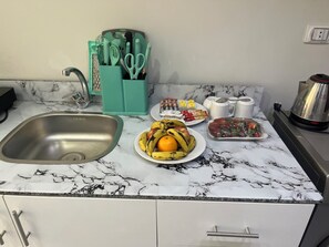 Fresh fruit and breakfast essentials are at your fingertips in this well-equipped kitchen.