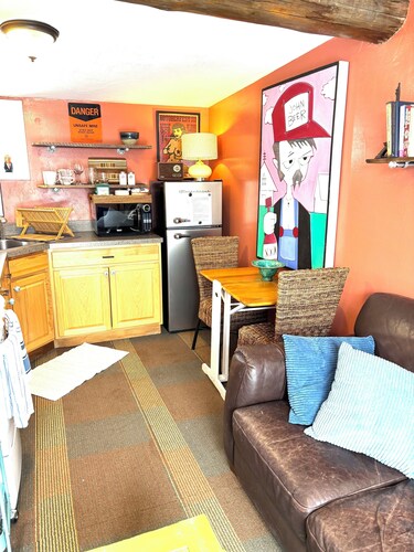 Charming cottage with AC and WiFi in downtown Helena