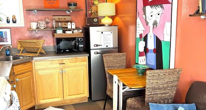 Charming cottage with AC and WiFi in downtown Helena