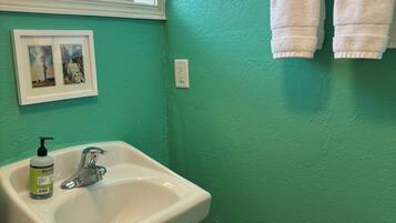 SĂšche-cheveux, serviettes fournies, savon, papier toilette