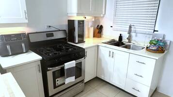 Fridge, oven, stovetop, coffee/tea maker