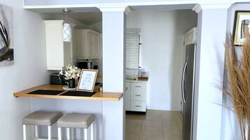 Frigorifero, forno, piano cottura, macchina per tè/caffè