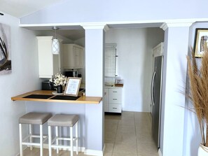 Fridge, oven, stovetop, coffee/tea maker