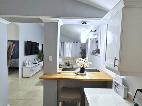 Cozy 2-Bedroom Tropical Retreat in Montego Bay. Free Parking, AC, WiFi, King Bed