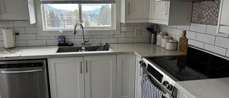 Réfrigérateur, four à micro-ondes, un four, surface de cuisson