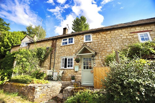 Cute cottage near a gorgeous village pub and a stones throw from many sights