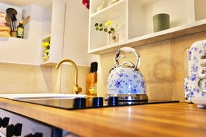 Réfrigérateur, four, plaque de cuisson, cafetière/bouilloire