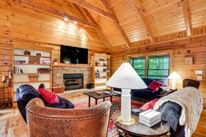 Interior - Charming 4-bedroom cabin 4 miles from the  Smokey Mountain National Park (Townsend)