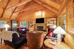Smart TV, fireplace - Charming 4-bedroom cabin 4 miles from the  Smokey Mountain National Park (Townsend)