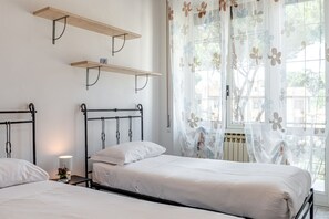 1 habitación, tabla de planchar con plancha, wifi y ropa de cama 