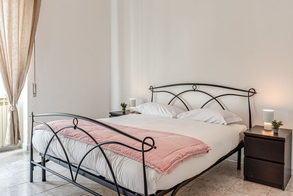 1 habitación, tabla de planchar con plancha, wifi y ropa de cama 
