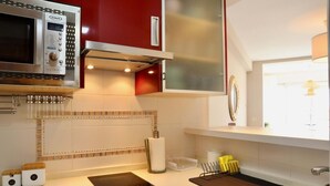 Una cocina moderna con microondas, estufa y lavaplatos.