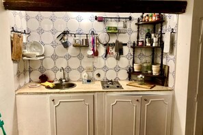 Réfrigérateur, un four, surface de cuisson, lave-vaisselle