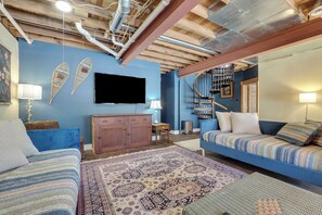 Smart TV, fireplace - Updated cabin sleeps 8. Pet friendly, and has private neighborhood beach. (Charlevoix)