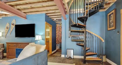 Updated cabin sleeps 8. Pet friendly, and has private neighborhood beach.