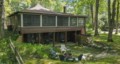 Updated cabin sleeps 8. Pet friendly, and has private neighborhood beach.