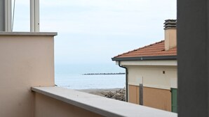 A balcony with a view of the sea and a distant pier. - SE140 – Senigallia, two-room apartment on the Mameli seafront (Senigallia)