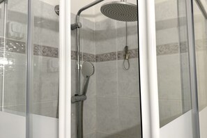 Shower, bidet, towels - SE140 – Senigallia, two-room apartment on the Mameli seafront (Senigallia)