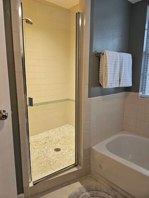 Dusche, Haartrockner, Handtücher, Seife