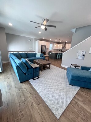 Téléviseur, table de baby-foot