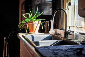 Fridge, microwave, oven, stovetop - Heart Break Hotel Rad Bungalow - Rock-n-roll themed 2-bedroom downtown Tupelo. (Tupelo)