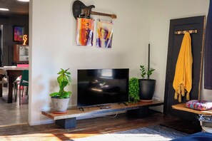 Interior - Heart Break Hotel Rad Bungalow - Rock-n-roll themed 2-bedroom downtown Tupelo. (Tupelo)