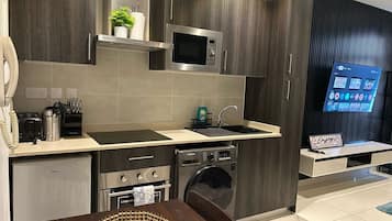 Full-size fridge, microwave, oven, dishwasher