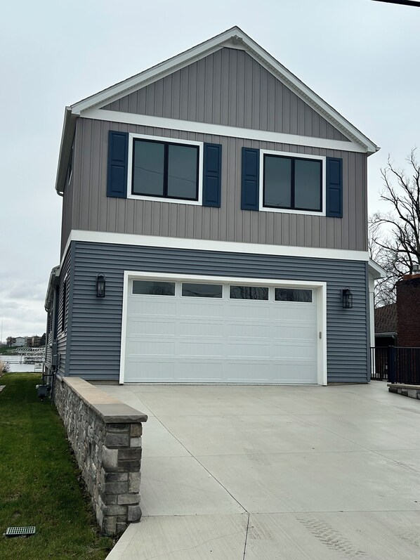 Exterior - 4-bedroom house on Lake Wawasee with a stunning, screened in porch! (Syracuse)