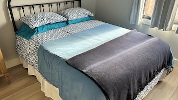 4 makuuhuonetta, työpöytä, ilmainen Wi-Fi, vuodevaatteet