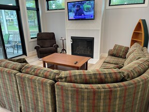 Télévision, cheminée, livres