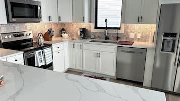 Jääkaappi, mikroaaltouuni, uuni, liesi