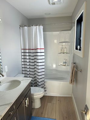 Douche, sèche-cheveux, serviettes fournies, savon