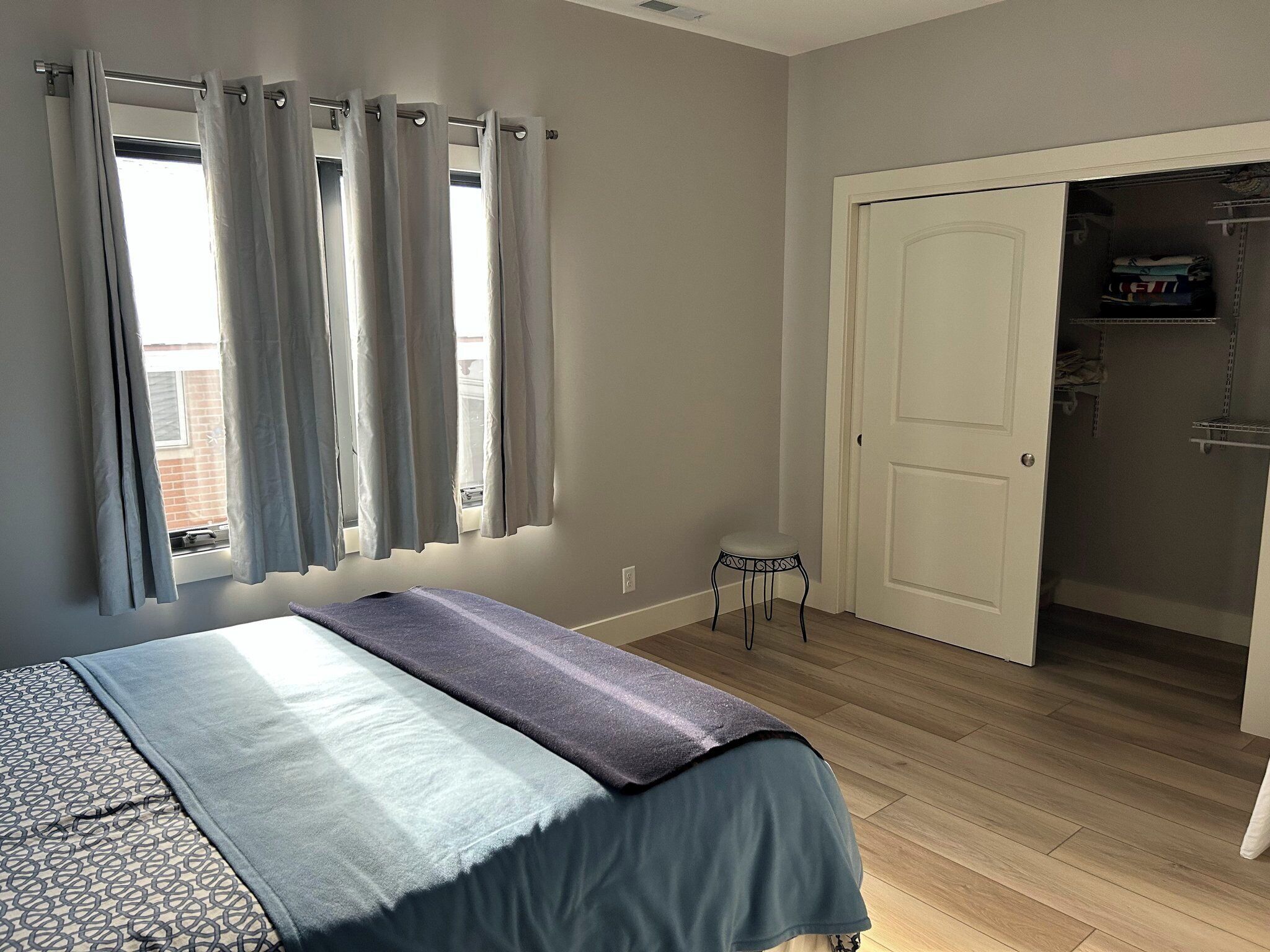 4 habitaciones, escritorio, wifi gratis y ropa de cama 