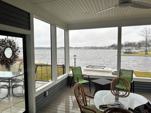 4-bedroom house on Lake Wawasee with a stunning, screened in porch!