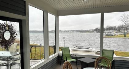 4-bedroom house on Lake Wawasee with a stunning, screened in porch!
