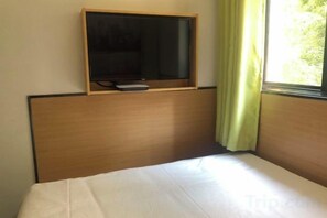Blackout drapes, bed sheets - Changee Hotel (Shanghai Baoshan Wanda Gongkang Road Subway Station) (Shanghai)