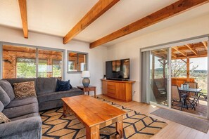 Televisie, een dvd-speler en een stereo