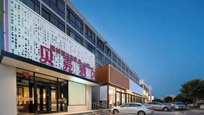 Ein modernes Gebäude mit einer großen Schachtel mit chinesischen Schriftzeichen.