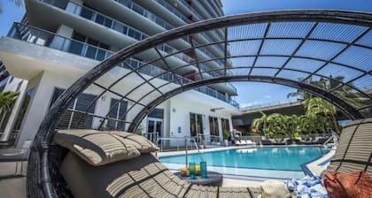 Exclusive Studio w/Pool Over Canal, Beach Access & Full Hotel Service