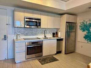 Kühlschrank, Mikrowelle, Ofen, Herdplatte