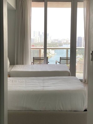 1 Schlafzimmer, Schreibtisch, Bügeleisen/Bügelbrett, Reisekinderbett