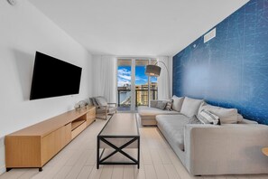 TV - Stunning 2B/2B with Beach Service & Breathtaking Views (Hallandale Beach)