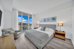 2 Schlafzimmer, Schreibtisch, Bügeleisen/Bügelbrett, Reisekinderbett